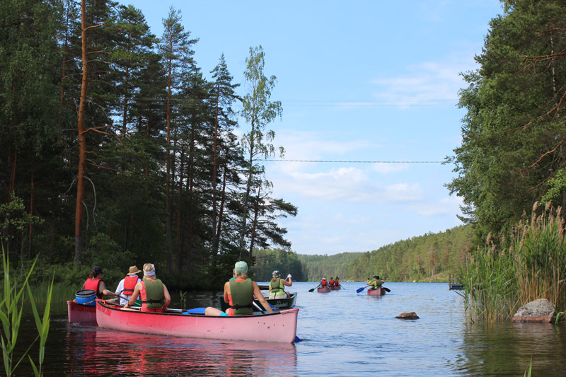 Miekankosken kahvilalta kajakit ja inkkarikanootit